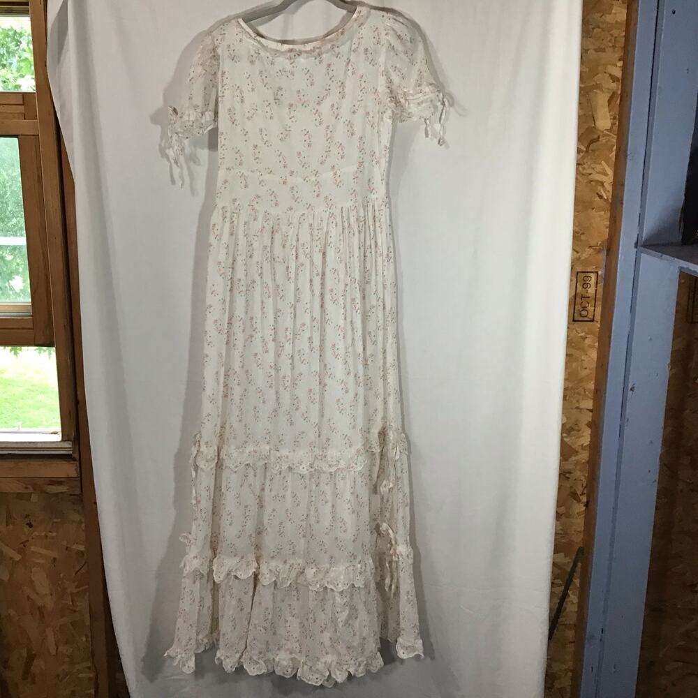 Romantic White Floral Maxi Dress with Puff Sleeves - Picture 7 of 12